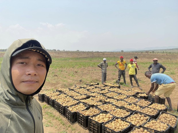 Quang Linh Vlogs đã có kha khá điền sản và team vững chắc ở châu Phi.