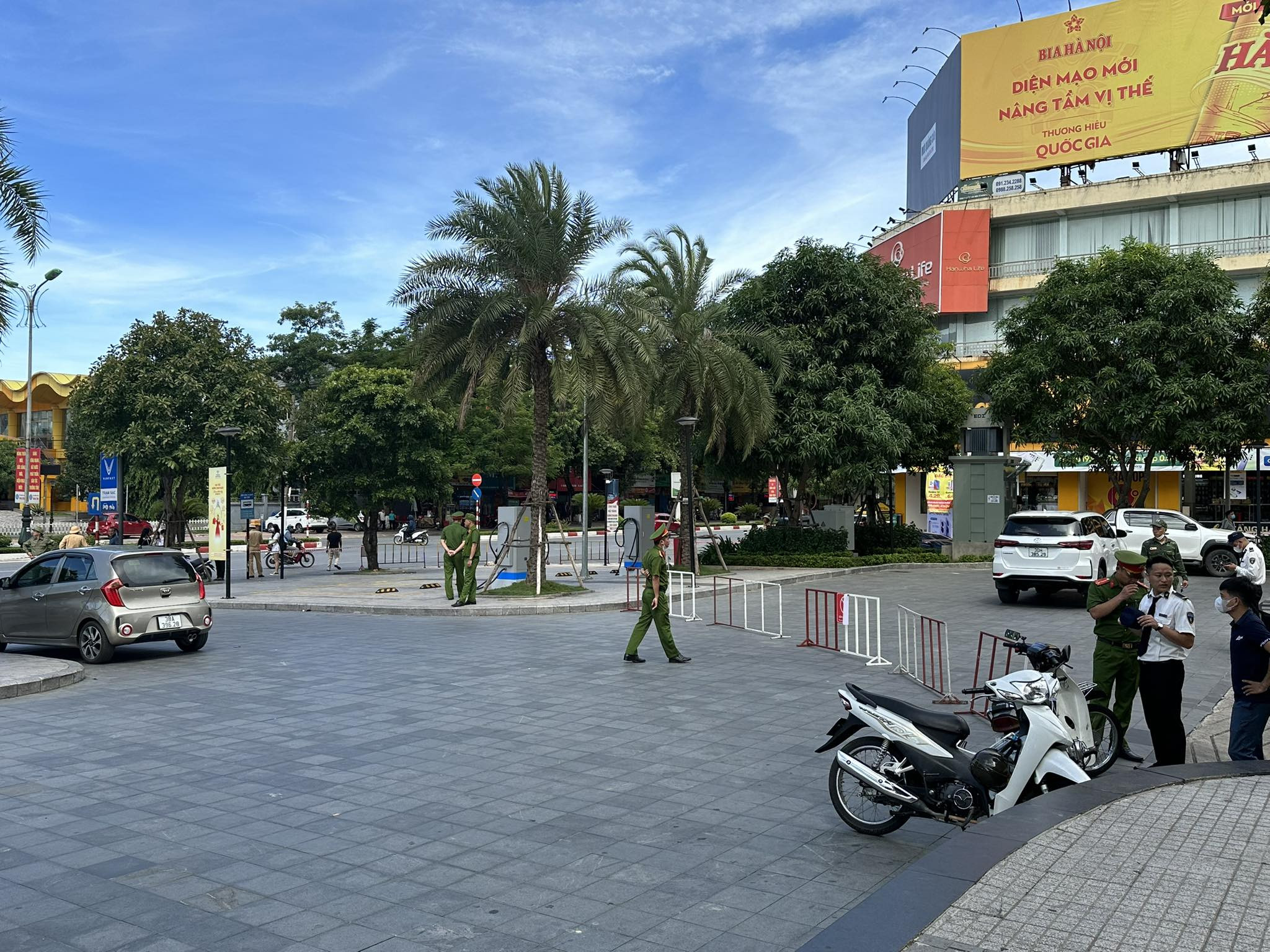 Lực lượng công an bảo vệ hiện trường vụ án mạng. Ảnh TL