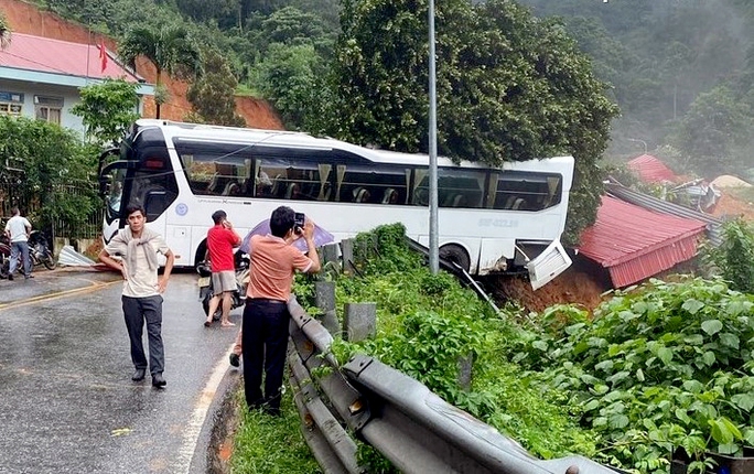 Báo cáo nhanh của cơ quan chức năng tỉnh Lâm Đồng, đến 17 giờ ngày 30-7, dù lực lượng cứu hộ đang triển khai các công tác nhưng chưa tiếp cận được nơi 3 cán bộ thuộc Trạm CSGT cùng 1 người dân bị sạt lở vùi lấp tại chốt CSGT trên đèo Bảo Lộc xảy ra vào chiều cùng ngày.