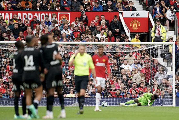 Tân binh Hojlund chào sân, Man United ngược dòng hạ Lens 3-1 - 2