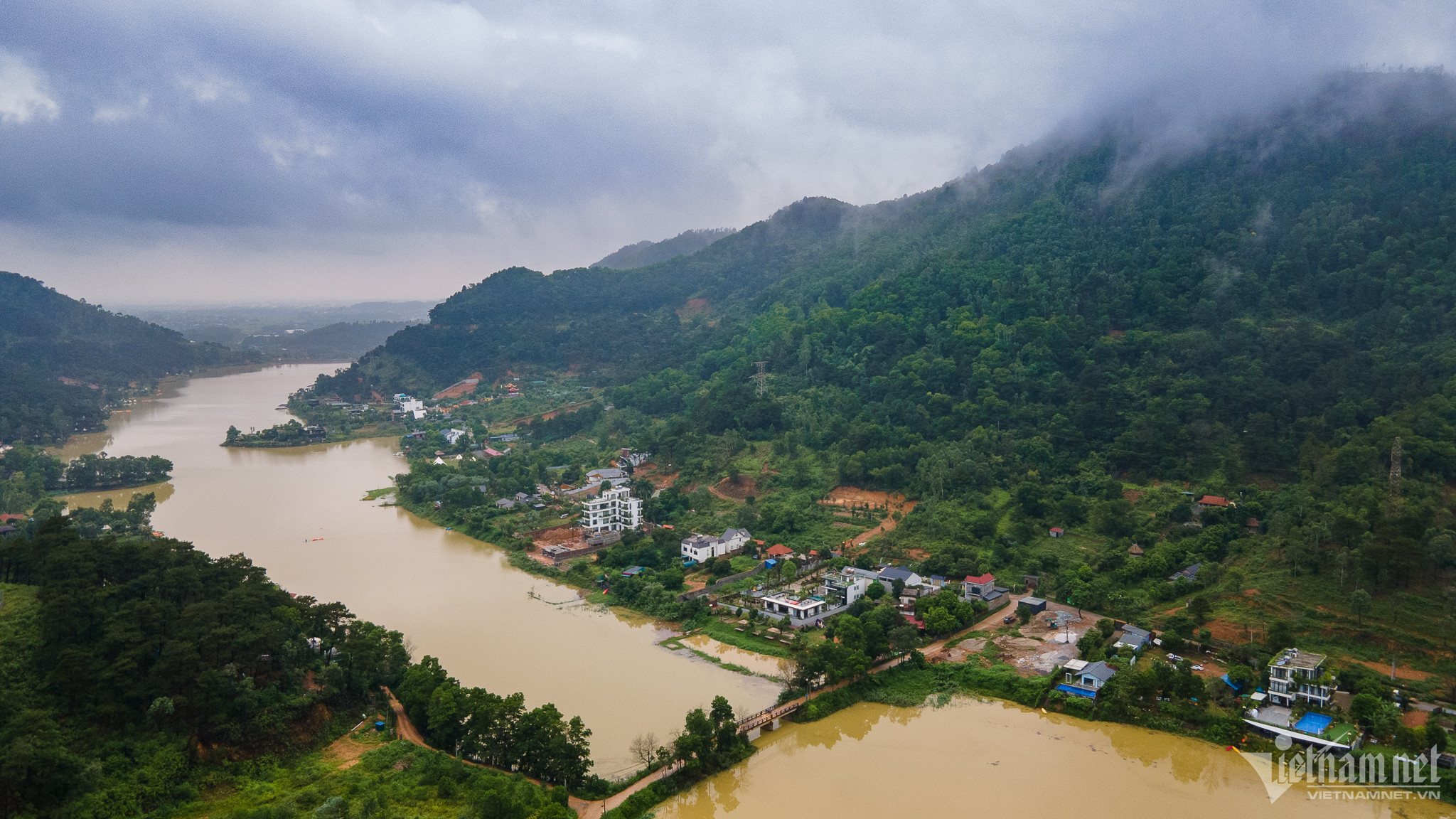 Công trình kiên cố, homestay vây kín quanh điểm sạt lở vùi ô tô ở Hà Nội - 3