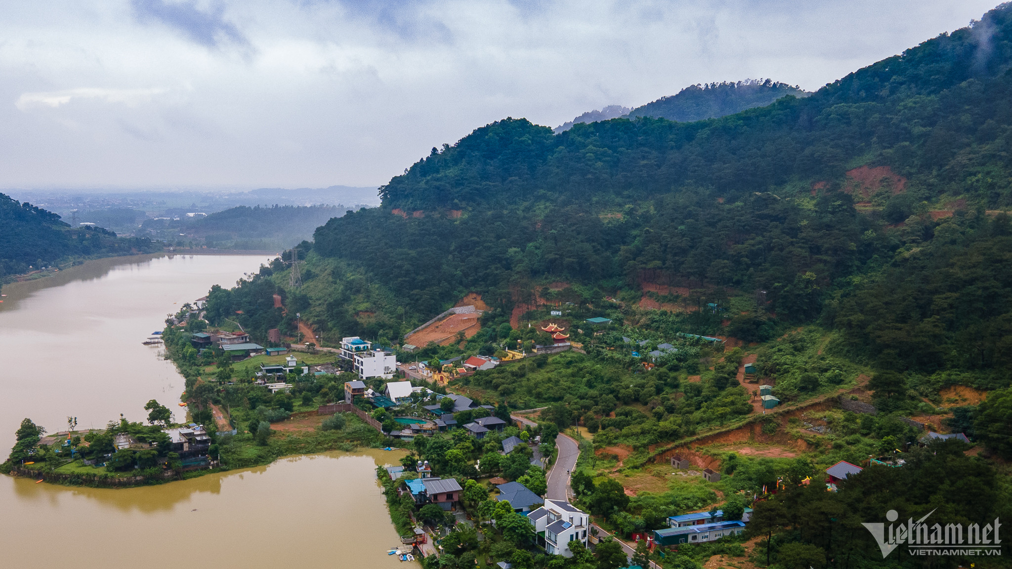 Công trình kiên cố, homestay vây kín quanh điểm sạt lở vùi ô tô ở Hà Nội - 4