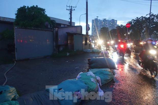 Hầm chui Tân Tạo thất thủ, người dân TPHCM 'khóc' trong cơn mưa - 8