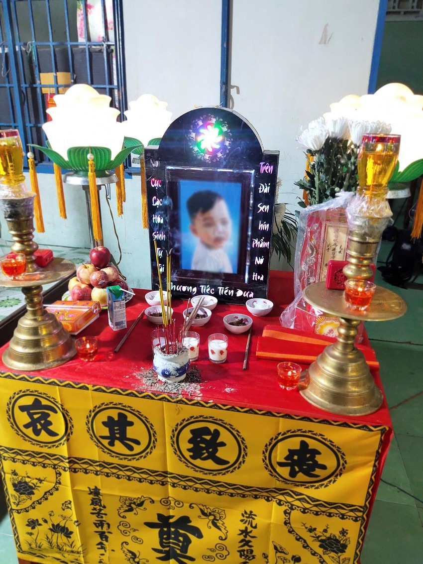 Bé trai 18 tháng tuổi tử vong bất thường, nghi bị người tình của mẹ bạo hành
