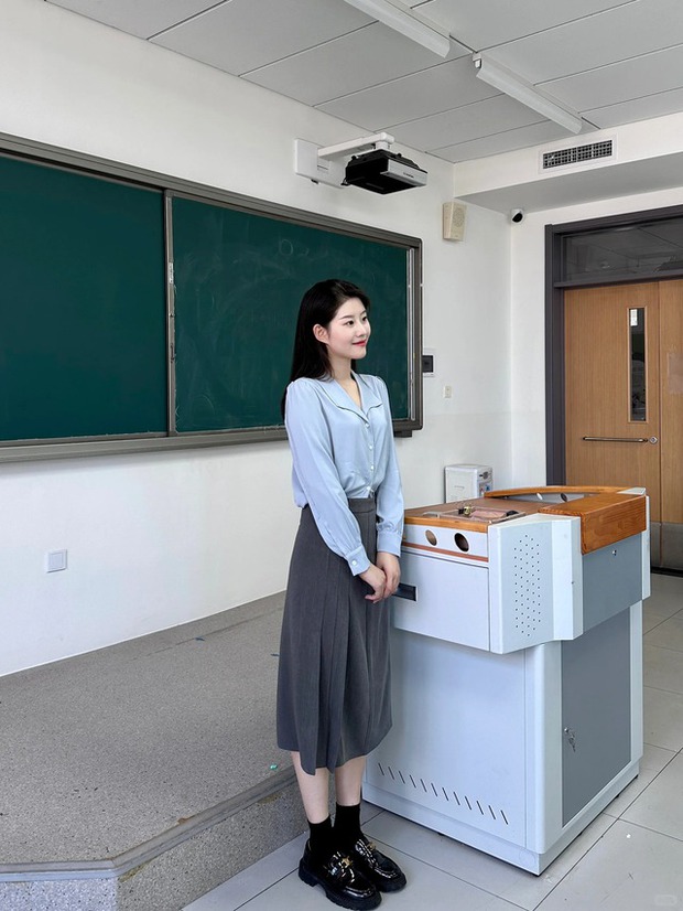 Cô giáo tiểu học lên hot search vì style quá đỉnh, đáp trả hay khi netizen khịa 'chỉ lo đẹp không lo dạy' - 4 Cô giáo tiểu học lên hot search vì style quá đỉnh, đáp trả hay khi netizen khịa 'chỉ lo đẹp không lo dạy' - 4