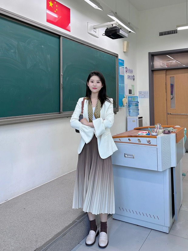 Cô giáo tiểu học lên hot search vì style quá đỉnh, đáp trả hay khi netizen khịa 'chỉ lo đẹp không lo dạy' - 11 Cô giáo tiểu học lên hot search vì style quá đỉnh, đáp trả hay khi netizen khịa 'chỉ lo đẹp không lo dạy' - 11