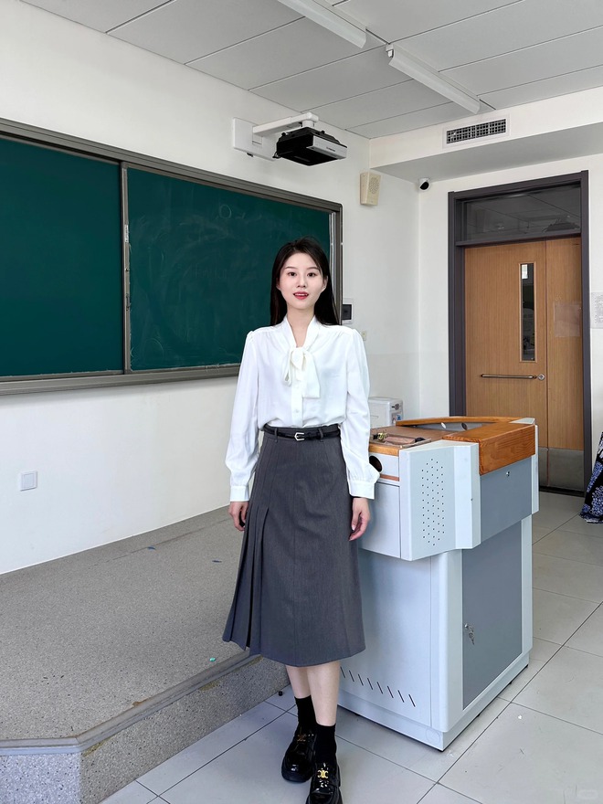 Cô giáo tiểu học lên hot search vì style quá đỉnh, đáp trả hay khi netizen khịa 'chỉ lo đẹp không lo dạy' - 9