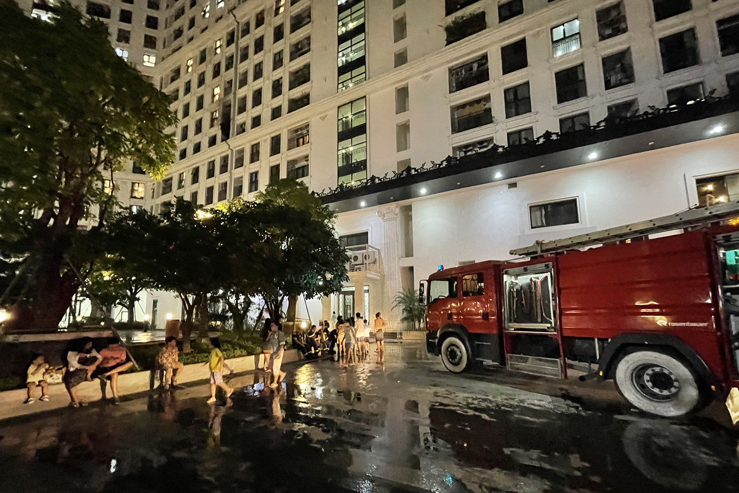 Cháy chung cư ở Hà Nội nghi do dùng nồi chiên không dầu ở ban công - 1 Cháy chung cư ở Hà Nội nghi do dùng nồi chiên không dầu ở ban công - 1