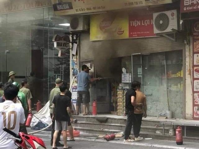 Cửa hàng tiện lợi tại chung cư vạn dân Hà Nội bốc cháy, dân lao vào dập lửa