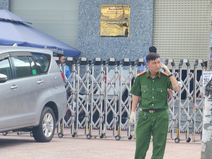 Chi nhánh ngân hàng ở TP HCM nghi bị 2 thanh niên dùng vật giống súng cướp hơn 1 tỷ đồng