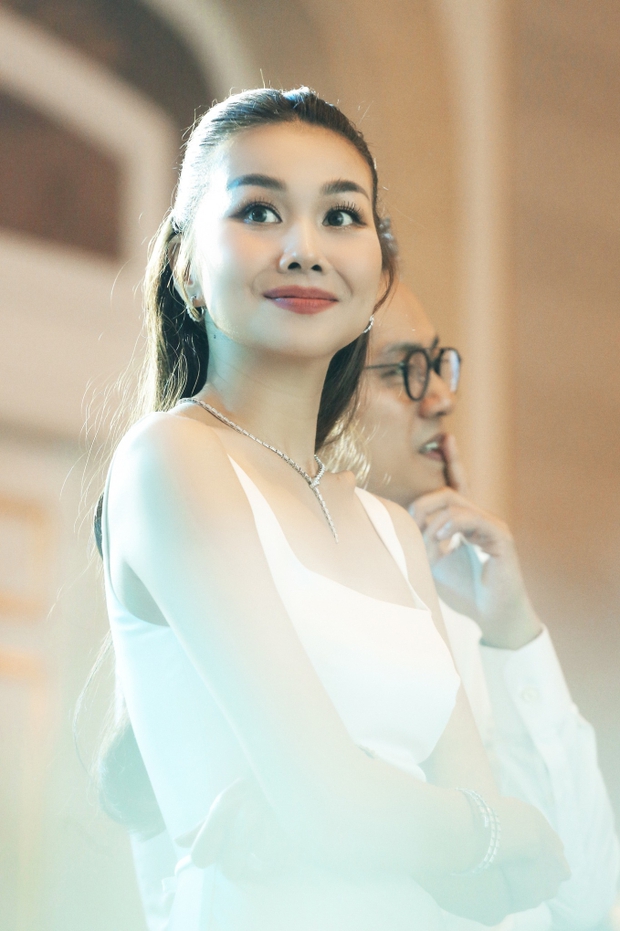 Thanh Hằng xả kho 'vựa cẩu lương' trong đám cưới: Cô dâu cười hết cỡ, ánh mắt của chú rể gây chú ý - 6 Thanh Hằng xả kho 'vựa cẩu lương' trong đám cưới: Cô dâu cười hết cỡ, ánh mắt của chú rể gây chú ý - 6