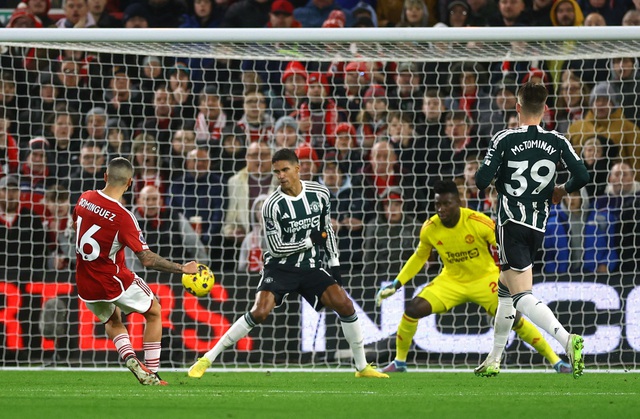 Thua như thói quen, Man United gục ngã trước tân binh Nottingham Forest - 2