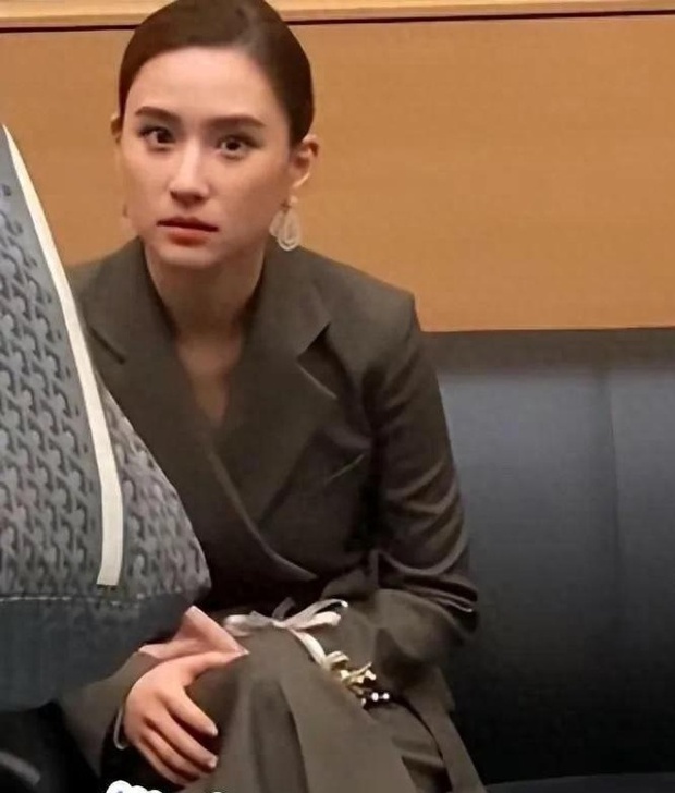Đại tiểu thư đình đám cưới sao hạng A bị 'soi' hành động lấy tay che bụng khi dự sự kiện: Đã có tin vui? - 6 Đại tiểu thư đình đám cưới sao hạng A bị 'soi' hành động lấy tay che bụng khi dự sự kiện: Đã có tin vui? - 6
