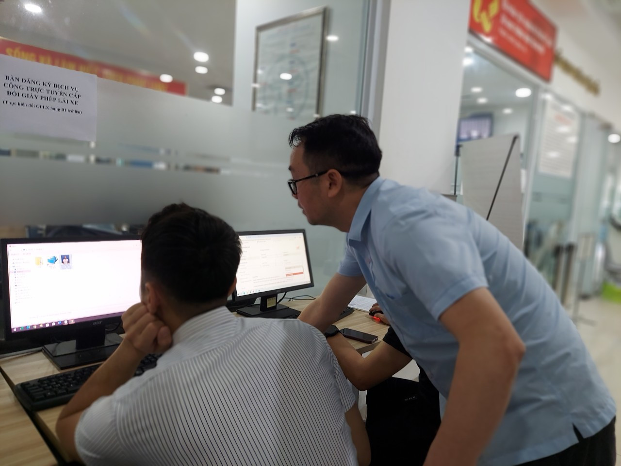 Chen chúc đổi giấy phép lái xe trong nội đô Hà Nội, ngoại thành thưa vắng - 1 Chen chúc đổi giấy phép lái xe trong nội đô Hà Nội, ngoại thành thưa vắng - 1