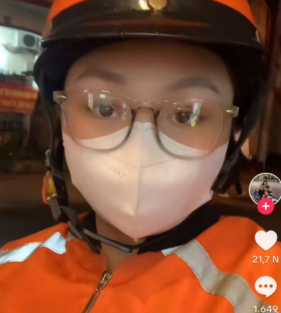 Phía sau chuyện nữ cử nhân chở con 1 tuổi đi giao hàng đến nửa đêm xôn xao mạng Phía sau chuyện nữ cử nhân chở con 1 tuổi đi giao hàng đến nửa đêm xôn xao mạng