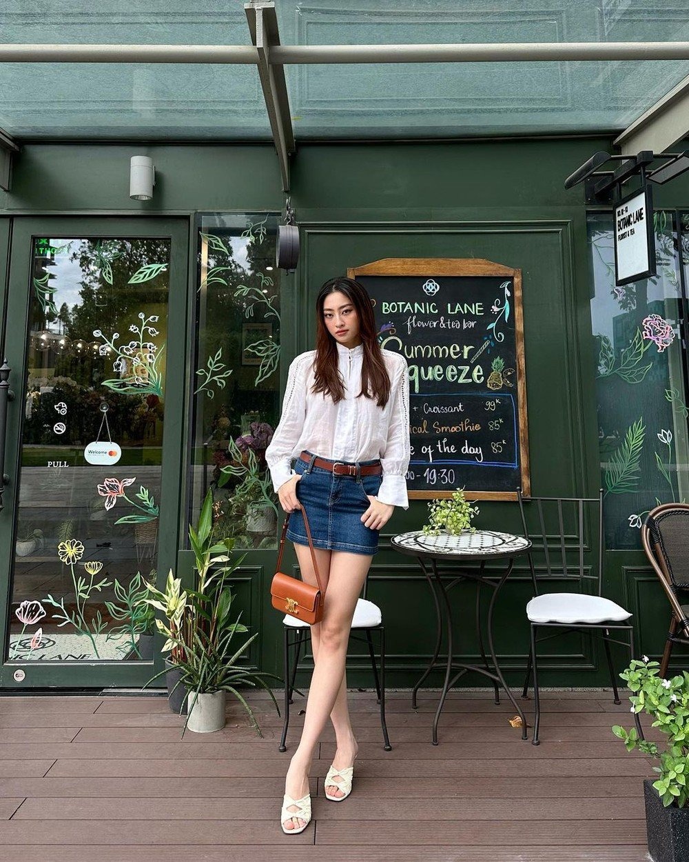 Hội mỹ nhân Việt phối áo sơ mi với 4 kiểu váy che chân 'cột đình', biến eo bánh mì thành con kiến - 1
