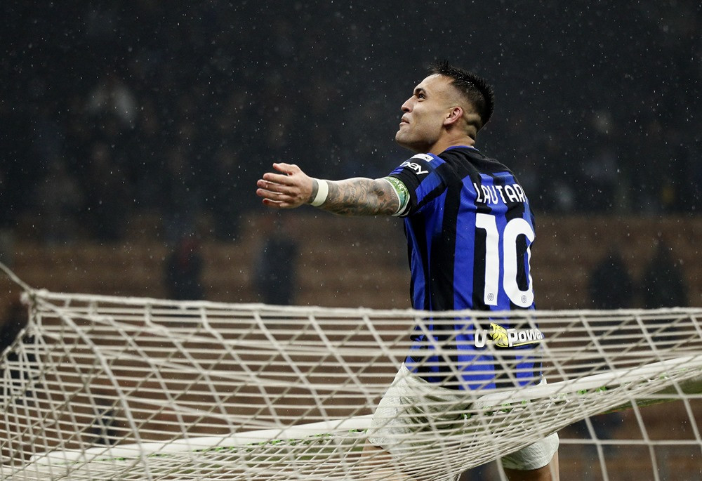 Thắng nghẹt thở AC Milan, Inter vô địch Serie A sớm 5 vòng đấu - 12
