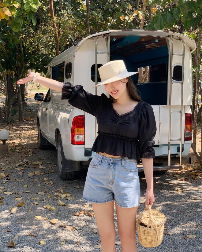 Yêu thích phong cách tối giản, chị em nên tham khảo 10 set đồ đi du lịch không cầu kỳ mà vẫn nổi bần bật - 6 Yêu thích phong cách tối giản, chị em nên tham khảo 10 set đồ đi du lịch không cầu kỳ mà vẫn nổi bần bật - 6