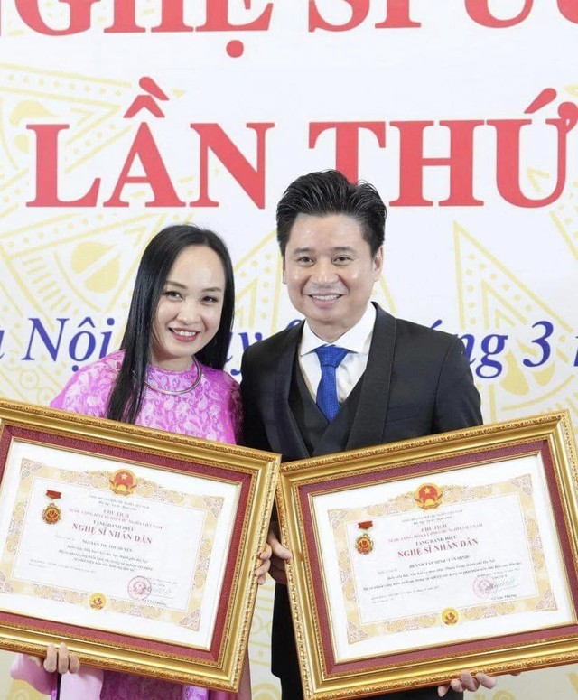 Vợ chồng Thu Huyền - Tấn Minh hạnh phúc khi được phong tặng NSND cùng đợt