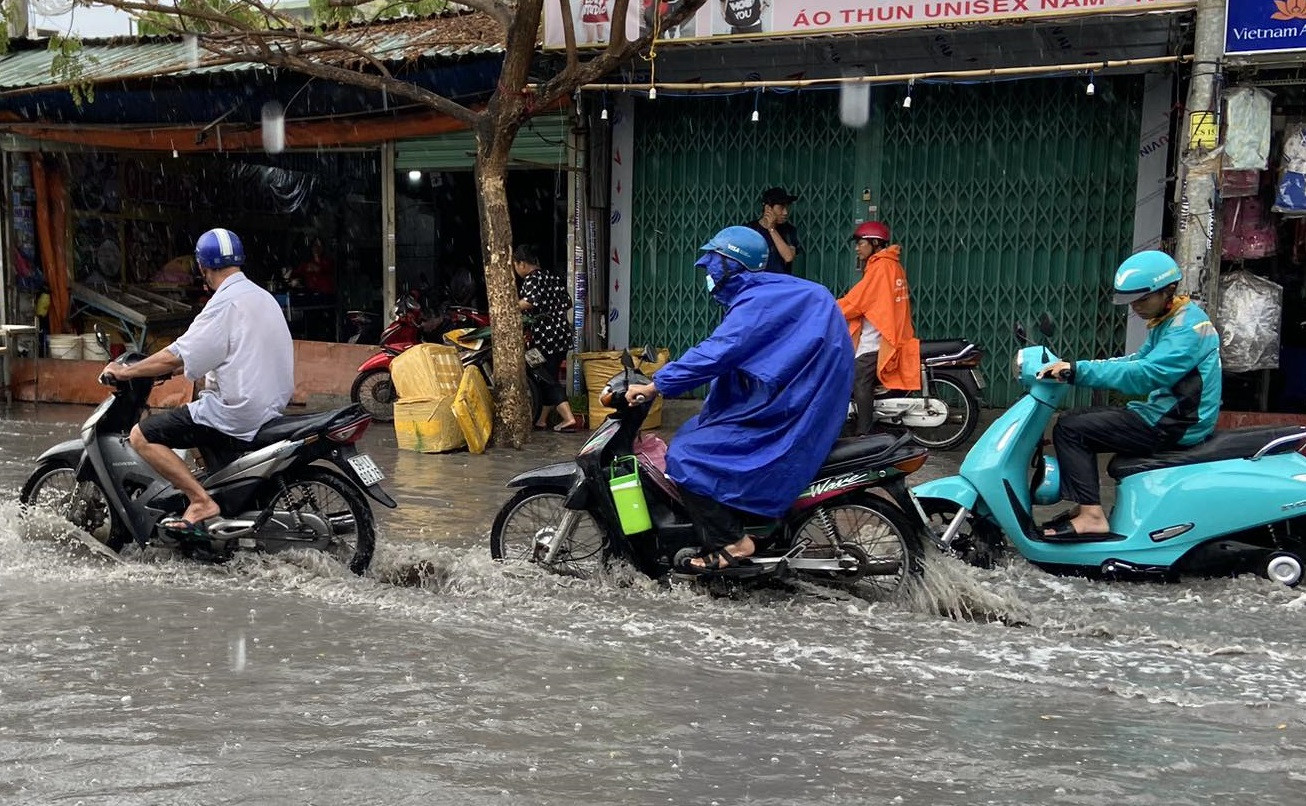 TP.HCM đón trận mưa lớn nhất từ đầu năm, nhiều tuyến đường ngập úng - 1