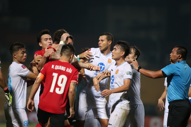 Va chạm cực căng tại V.League, cầu thủ lao vào nhau suýt có ẩu đả - 3