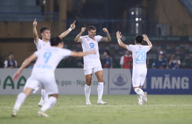 Va chạm cực căng tại V.League, cầu thủ lao vào nhau suýt có ẩu đả - 11