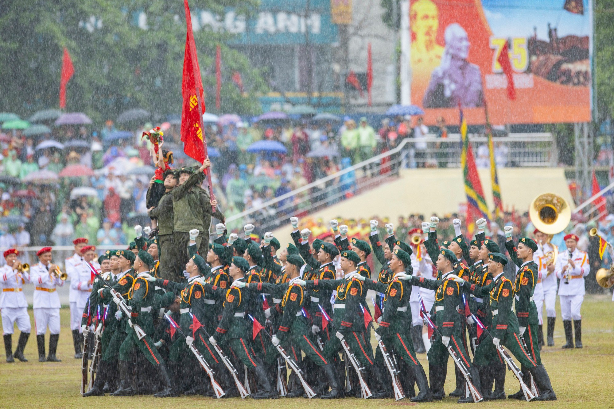 Danh tính dàn MC có giọng đọc thuyết minh 'thấm tận từng giác quan' tại lễ diễu binh, diễu hành kỷ niệm 70 năm chiến thắng Điện Biên Phủ - 12 Danh tính dàn MC có giọng đọc thuyết minh 'thấm tận từng giác quan' tại lễ diễu binh, diễu hành kỷ niệm 70 năm chiến thắng Điện Biên Phủ - 12