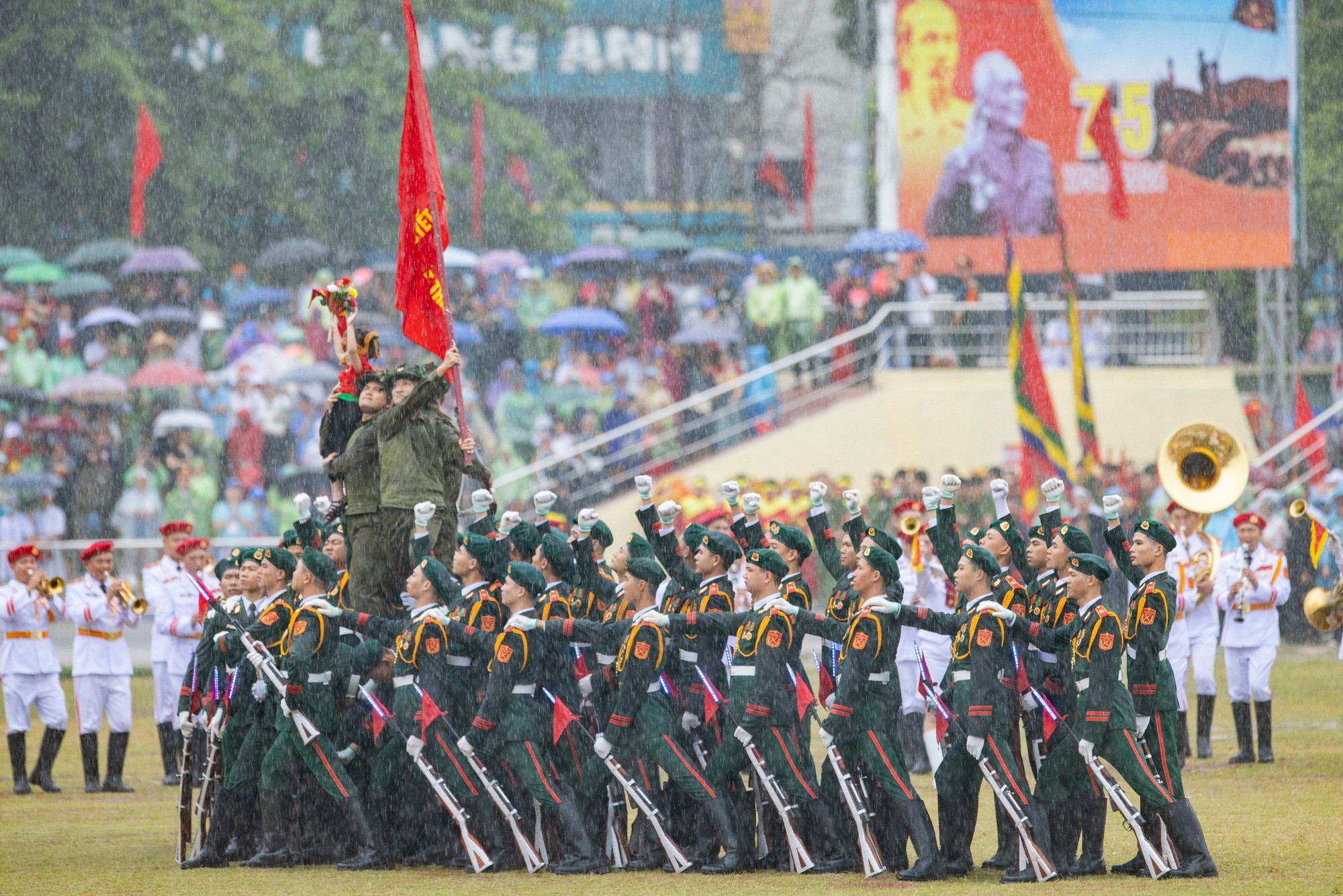 Danh tính dàn MC có giọng đọc thuyết minh 'thấm tận từng giác quan' tại lễ diễu binh, diễu hành kỷ niệm 70 năm chiến thắng Điện Biên Phủ - 12