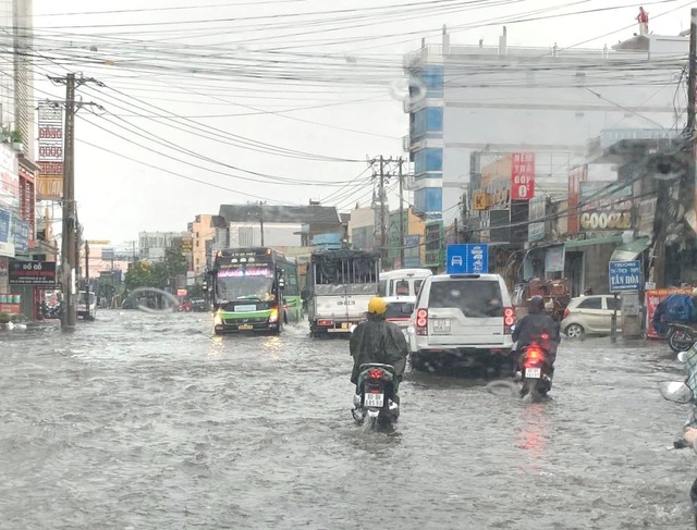 Mưa trắng trời, người và xe té ngã trong nước ngập - 4