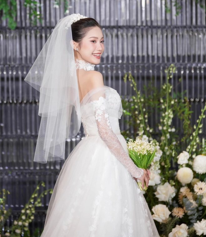 Hoa linh lan trong bó hoa của Midu có giá đắt đỏ, từng được Ngô Thanh Vân, Đỗ Mỹ Linh, Diệu Nhi... cầm trong ngày cưới