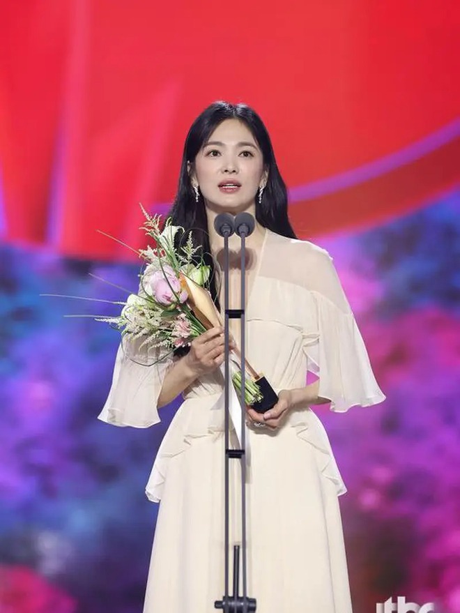 Song Hye Kyo - Song Joong Ki qua 8 mùa Baeksang: 2016 tổ chức 'đám cưới sớm', 2024 đụng độ 'sượng trân' sau vụ ly hôn ồn ào - 14