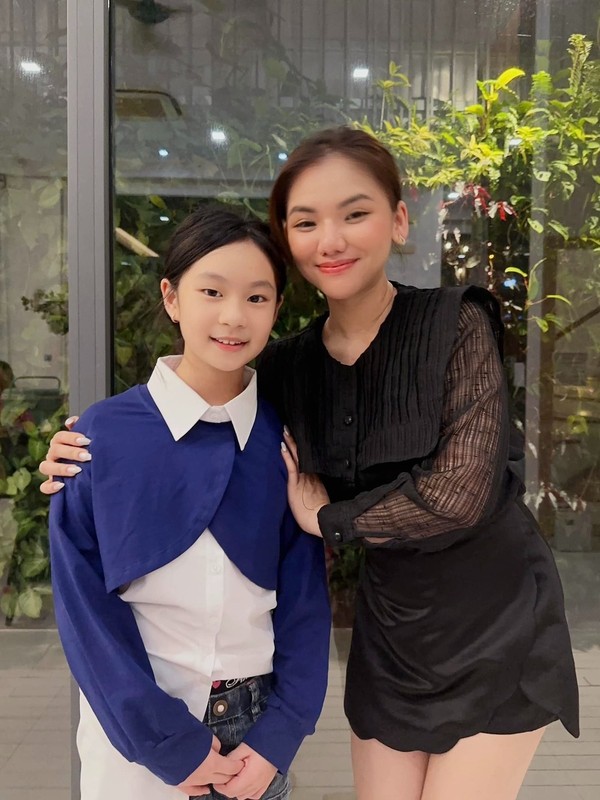 Bước sang tuổi 12, Cherry cao đến vai Minh Hà, được nhận xét thừa hưởng nhiều đường nét của cả bố và mẹ.