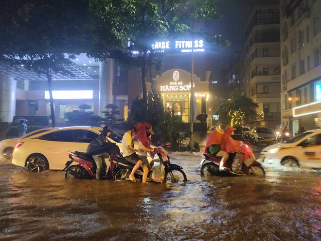 Mưa tầm tã suốt nhiều tiếng, đường phố Hà Nội ngập nặng khiến nhiều xe chết máy, người dân chật vật dắt bộ - 17