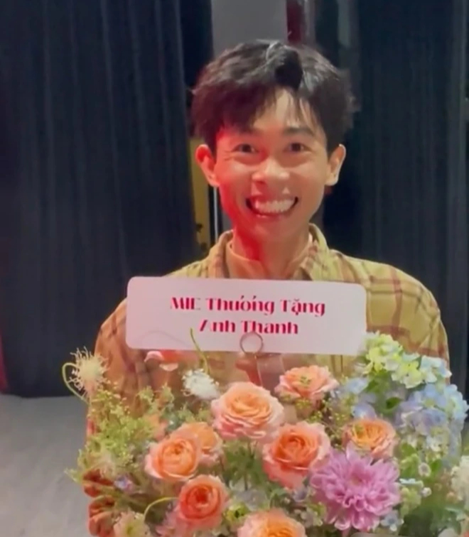 DJ Mie bất ngờ tặng hoa cho Hồng Thanh, có dấu hiệu quay lại hậu 6 tháng chia tay? - 1 DJ Mie bất ngờ tặng hoa cho Hồng Thanh, có dấu hiệu quay lại hậu 6 tháng chia tay? - 1