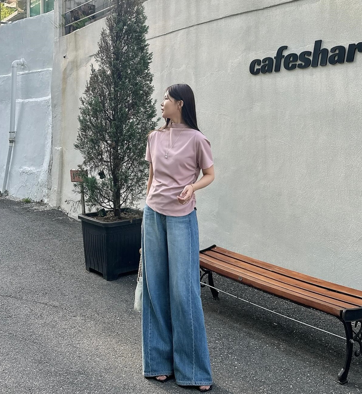 10 cách mặc quần jeans ống rộng chuẩn sành điệu trong mùa hè nóng bức - 7 10 cách mặc quần jeans ống rộng chuẩn sành điệu trong mùa hè nóng bức - 7
