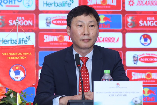 Sau lời cảnh báo tới Công Phượng, HLV Kim Sang-sik sắp làm điều giống ông Troussier? Sau lời cảnh báo tới Công Phượng, HLV Kim Sang-sik sắp làm điều giống ông Troussier?