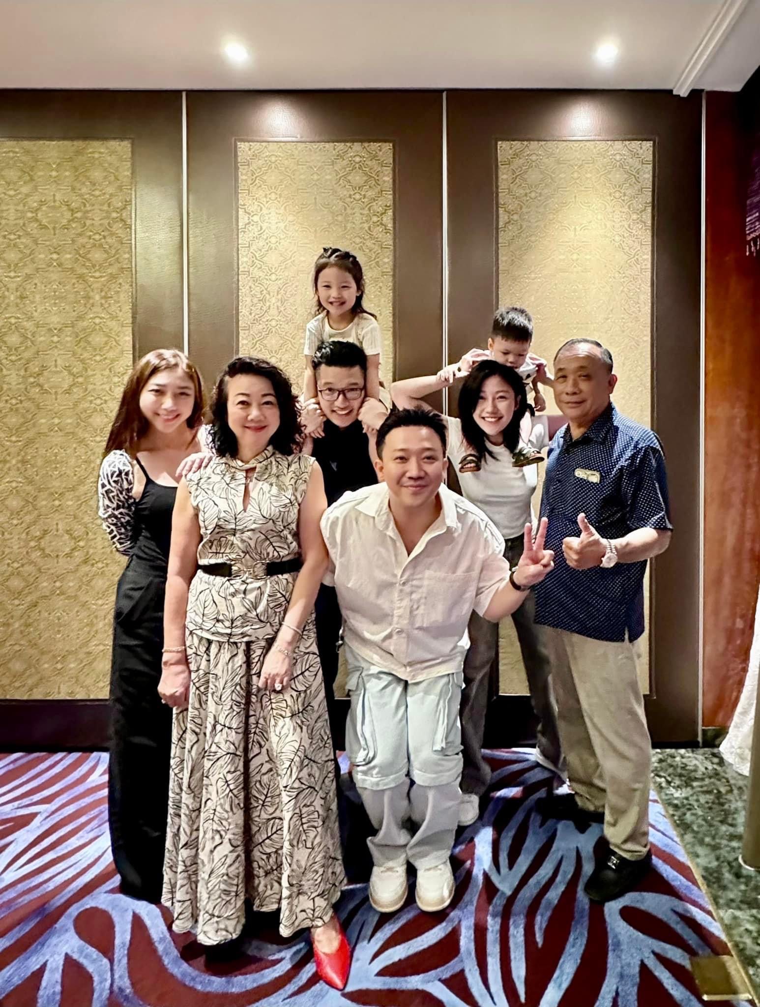 Hari Won bị soi dấu hiệu lạ, vắng mặt trong buổi tụ họp ăn uống với gia đình Trấn Thành - 2 Hari Won bị soi dấu hiệu lạ, vắng mặt trong buổi tụ họp ăn uống với gia đình Trấn Thành - 2