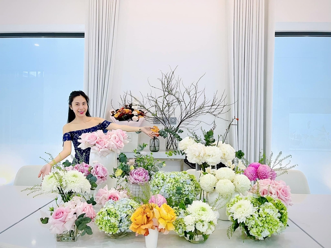 Thủy Tiên - Công Vinh phá bỏ biệt thự 22 tỷ để xây dựng lại