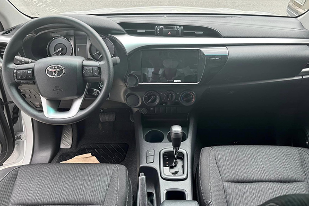 Cận cảnh Toyota Hilux 2024 từ 668 triệu đồng vừa ra mắt Việt Nam - 4