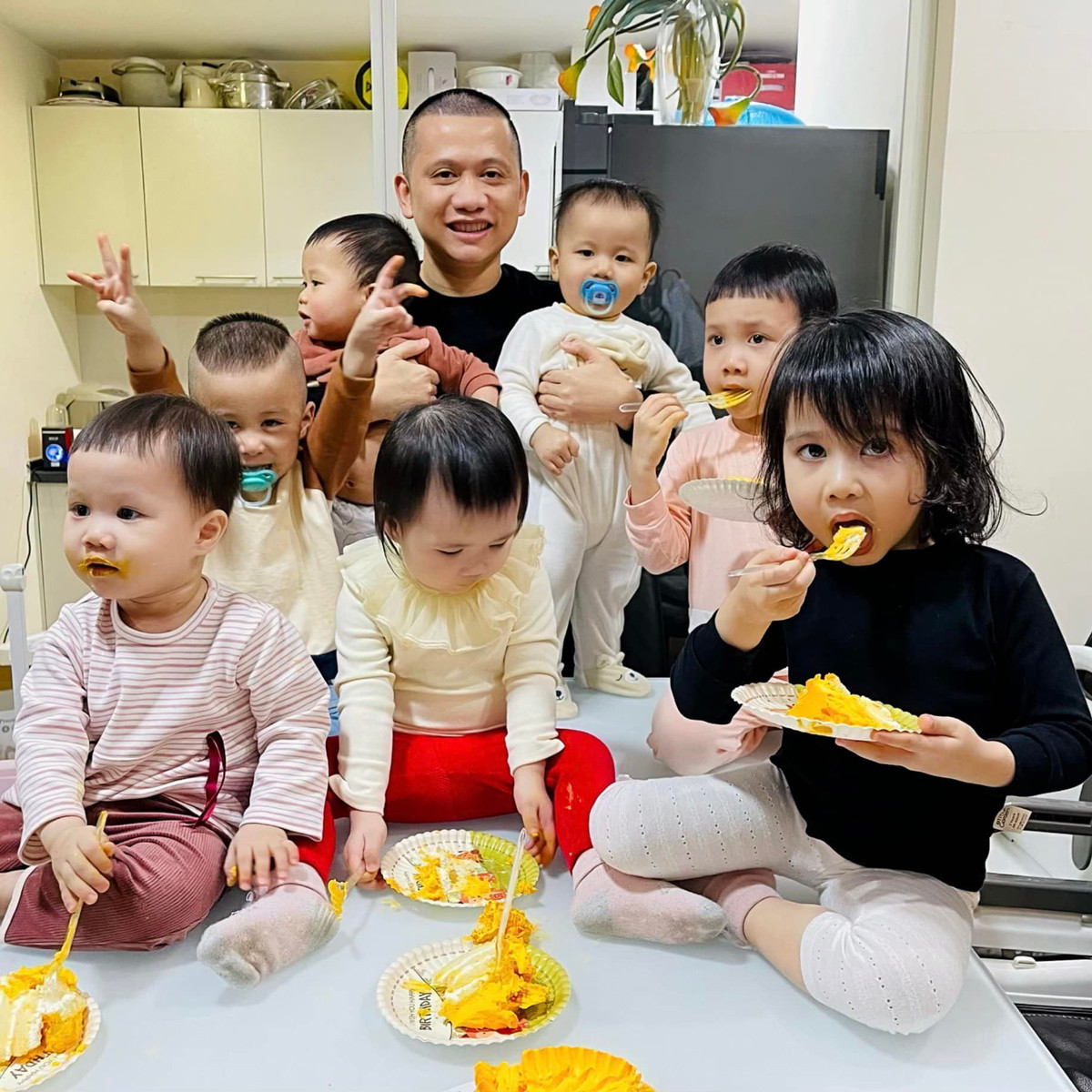 Sinh 7 con trong 5 năm, ông bố ở Hà Nội hài hước kể chuyện điểm danh mỗi tối Sinh 7 con trong 5 năm, ông bố ở Hà Nội hài hước kể chuyện điểm danh mỗi tối
