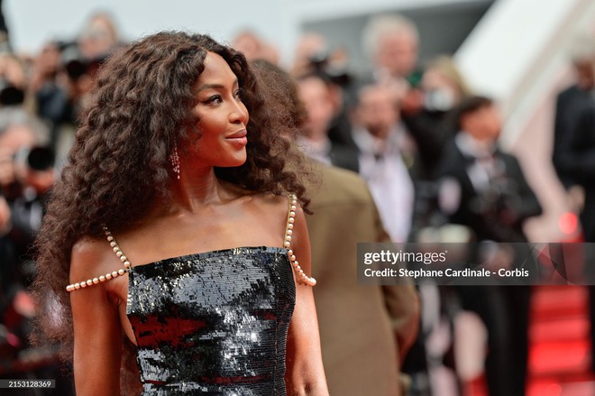 Thảm đỏ Cannes ngày 2: 'Búp bê' Anya Taylor-Joy đẹp vô thực so kè Đường Yên - Quan Hiểu Đồng, Chris Hemsworth đưa cả gia đình đến dự - 24