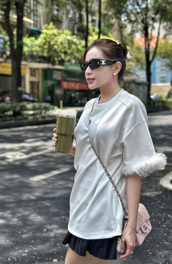 'Team qua đường' tóm bằng chứng đôi Vbiz hẹn hò du lịch: Đàng gái né tránh nhưng nhà trai tự 'đánh dấu chủ quyền'? - 1
