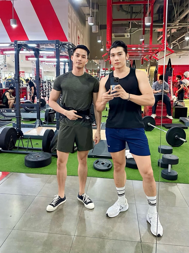 2 sao nam Vbiz lộ clip hôn má, công khai nắm tay tình tứ dấy tin hẹn hò - 4 2 sao nam Vbiz lộ clip hôn má, công khai nắm tay tình tứ dấy tin hẹn hò - 4
