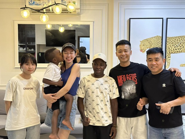 Hoa hậu Thuỳ Tiên và Quang Linh Vlog đã giữ khoảng cách hơn khi hội ngộ trong lần gặp gỡ gần nhất