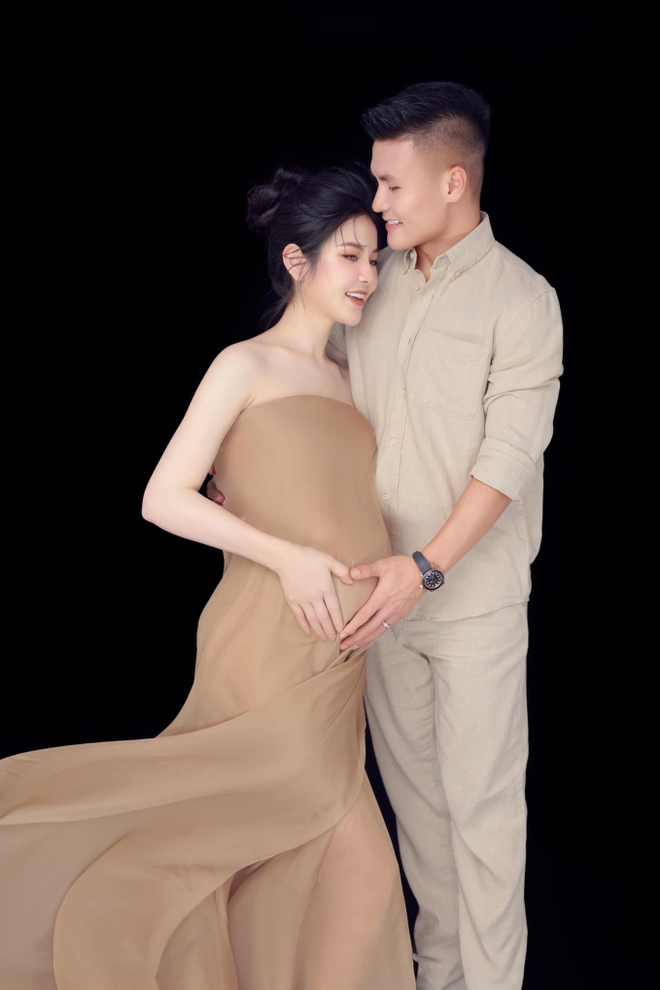 Chu Thanh Huyền khoe lưng trần gợi cảm, không ngại lộ khuyết điểm trong hậu trường chụp ảnh bầu cùng Quang Hải - 1