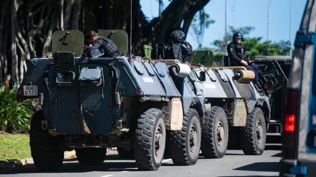 Xe bọc thép của hiến binh Pháp gần đồn cảnh sát ở Noumea, New Caledonia ngày 18/5. Ảnh: AFP