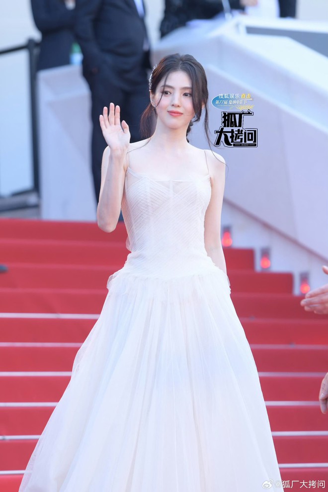 Thảm đỏ Cannes ngày 6: Yoona - Han So Hee đại chiến visual, Lay (EXO) bị 'ống kính hung thần' dìm thảm - 5