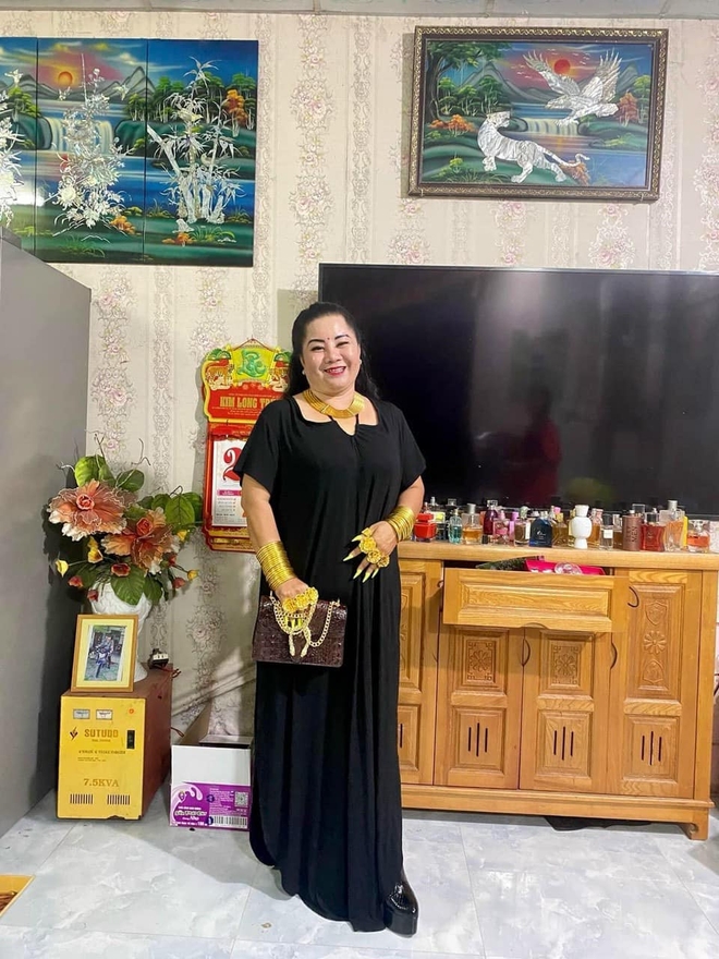 Hội 'phú bà' miền tây gọi tên cô Út: Vàng đeo kín người, nhà có 6 chị em đều mê diện vàng