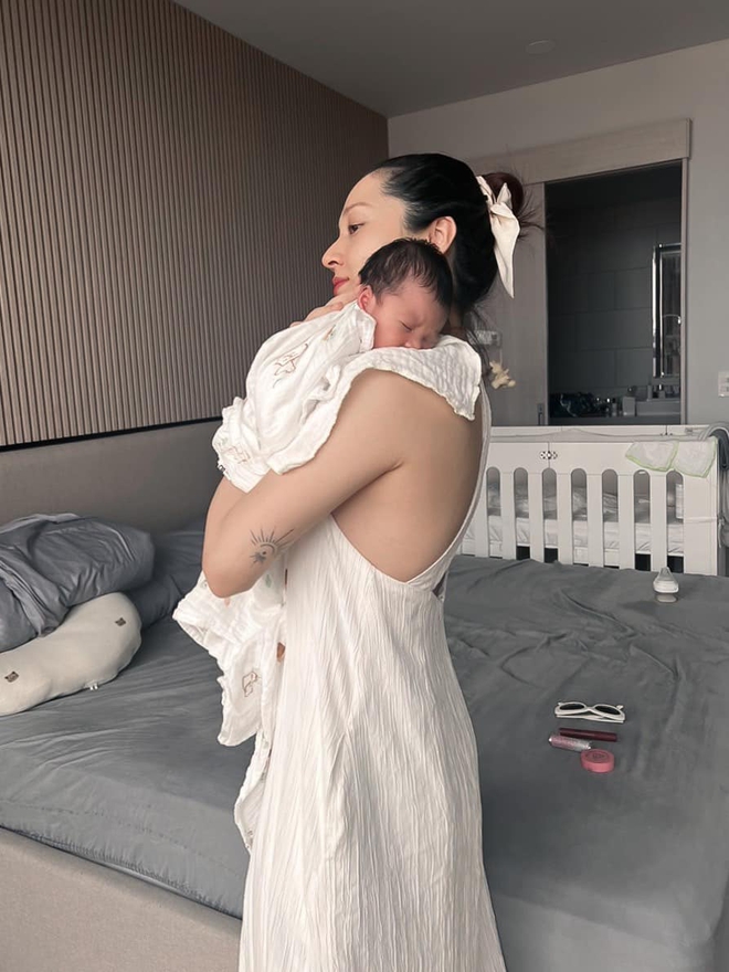 Bảo Anh xả kho thêm loạt ảnh cực yêu của con gái, 6 tháng tuổi đã tạo dáng chuyên nghiệp thế này - 3 Bảo Anh xả kho thêm loạt ảnh cực yêu của con gái, 6 tháng tuổi đã tạo dáng chuyên nghiệp thế này - 3