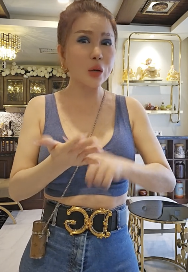 Madam Hồng mẹ Gia Kỳ được tìm kiếm sau series lên đồ cực xì teen, tạo trend 'chào các chế nhỏ' - 3 Madam Hồng mẹ Gia Kỳ được tìm kiếm sau series lên đồ cực xì teen, tạo trend 'chào các chế nhỏ' - 3